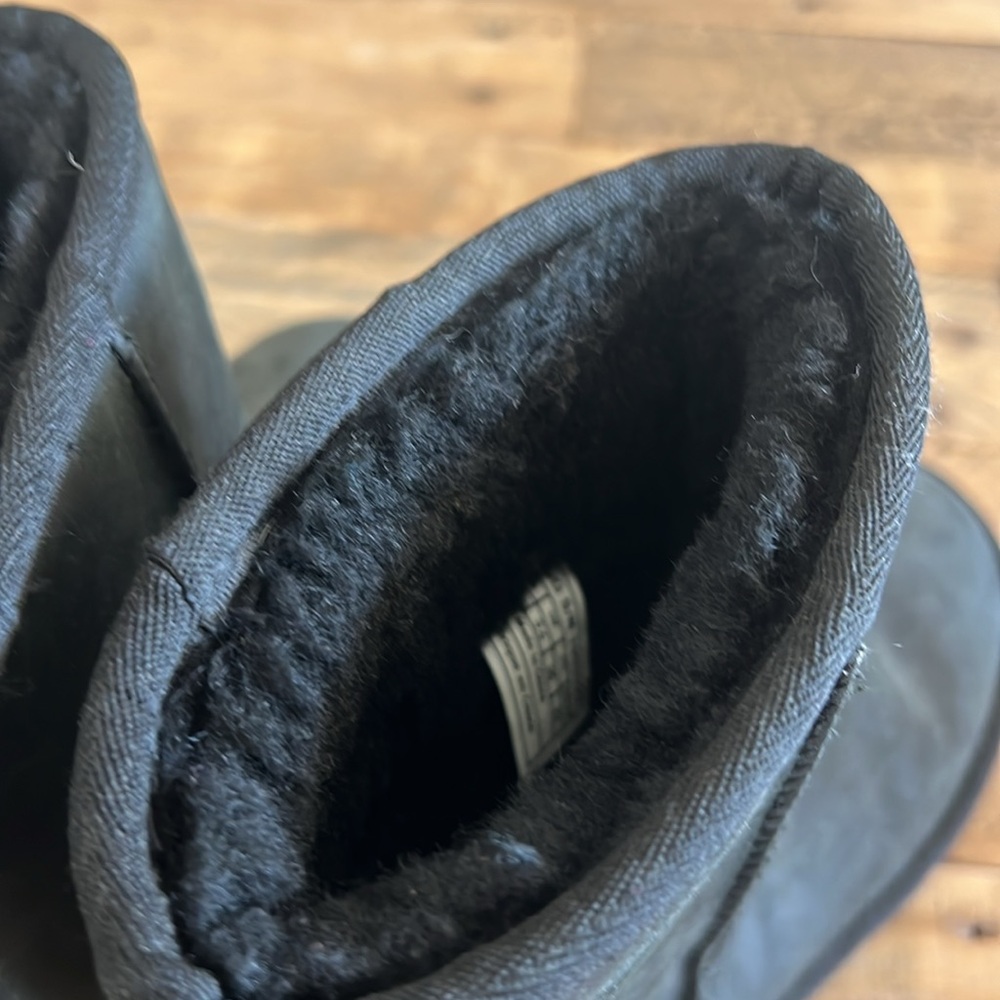 Women’s classic short Ugg boot.  Size 5 black. - Picture 4 of 5